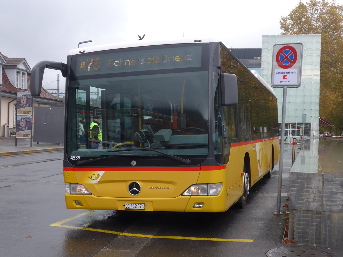 (199'160) - AVG Meiringen - Nr. 71/BE 412'071 - Mercedes am 29. Oktober 2018 beim Bahnhof Interlaken Ost
