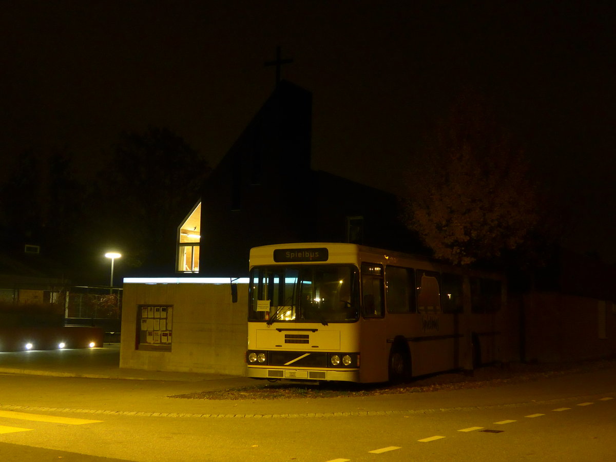 (199'280) - Kirchgemeinde, Steffisburg - Volvo/FHS (ex STI Thun Nr. 6; ex TSG Blumenstein Nr. 6) am 9. November 2018 in Steffisburg, Kirche Glockental