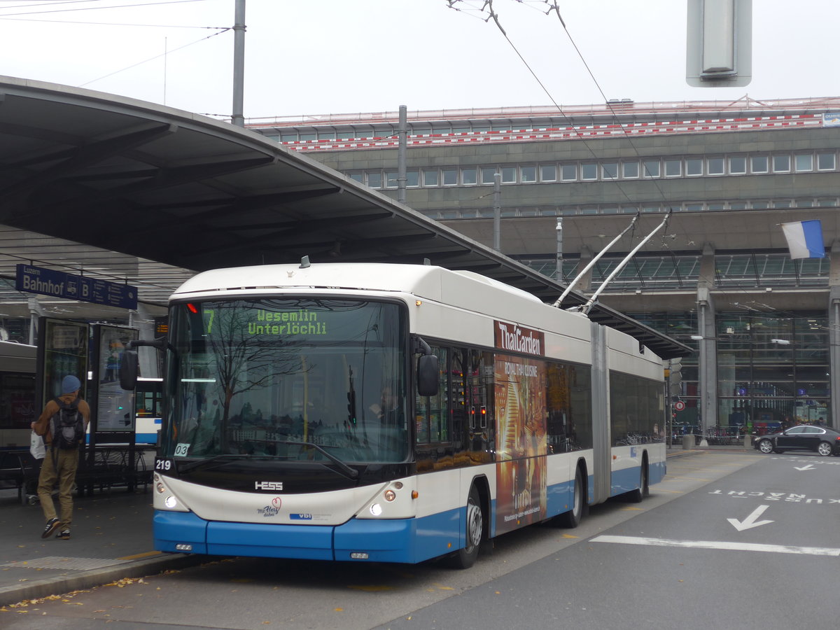 (199'381) - VBL Luzern - Nr. 219 - Hess/Hess Gelenktrolleybus am 18. November 2018 beim Bahnhof Luzern