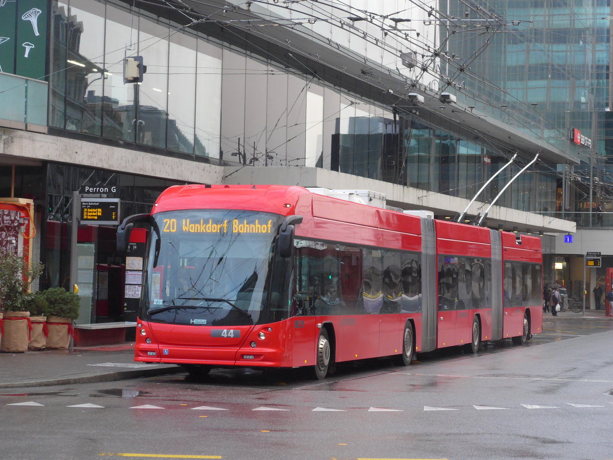(199'931) - Bernmobil, Bern - Nr. 44 - Hess/Hess Doppelgelenktrolleybus am 10. Dezember 2018 beim Bahnhof Bern