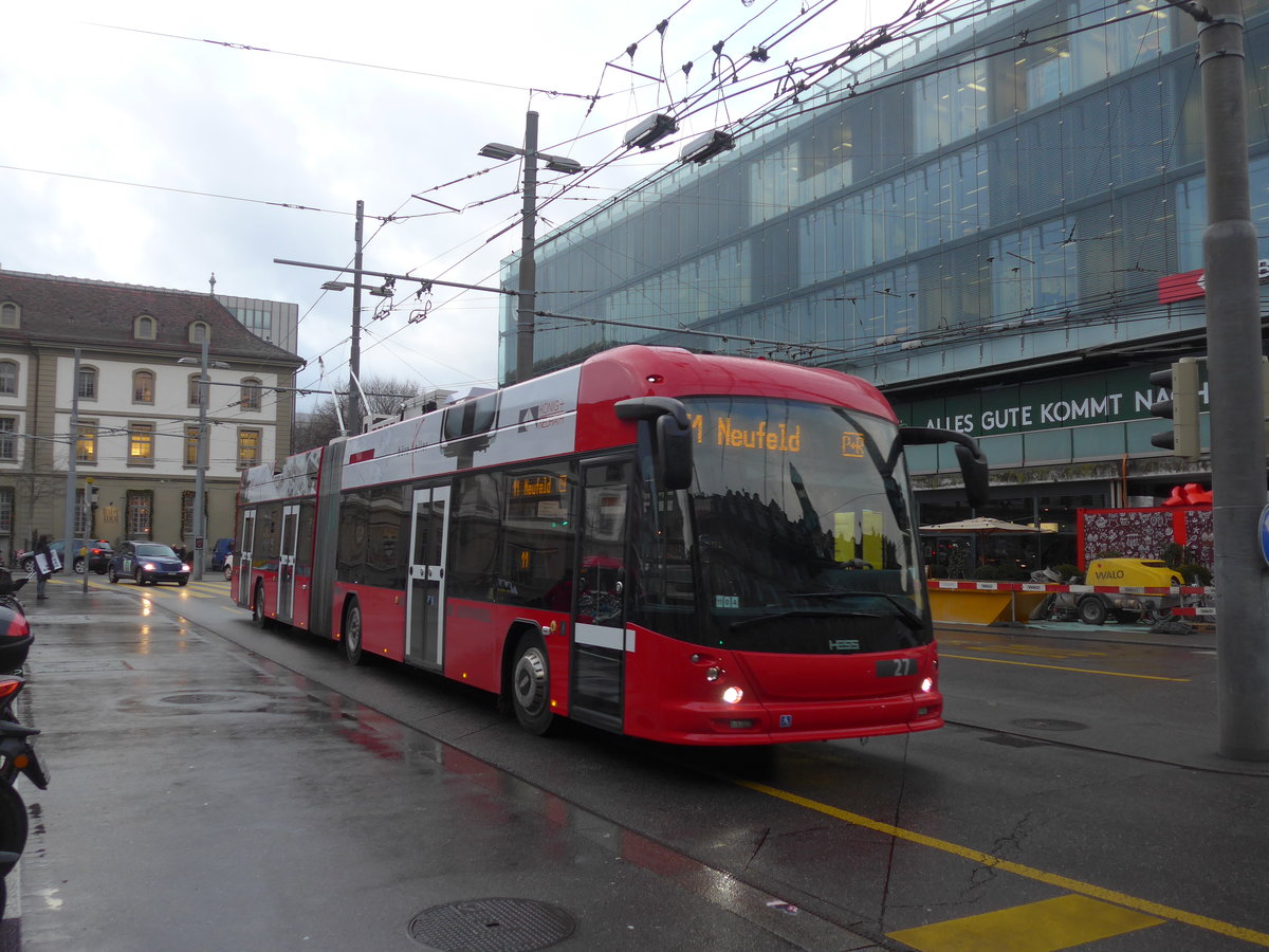 (199'934) - Bernmobil, Bern - Nr. 27 - Hess/Hess Gelenktrolleybus am 10. Dezember 2018 beim Bahnhof Bern