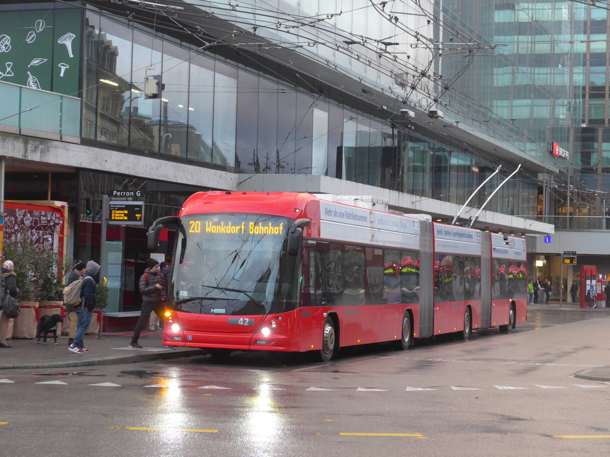 (199'948) - Bernmobil, Bern - Nr. 42 - Hess/Hess Doppelgelenktrolleybus am 10. Dezember 2018 beim Bahnhof Bern