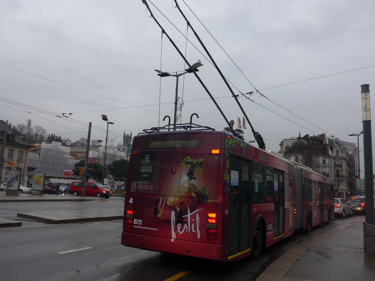 (200'010) - VMCV Clarens - Nr. 4 - Van Hool Gelenktrolleybus am 17. Dezember 2018 beim Bahnhof Vevey
