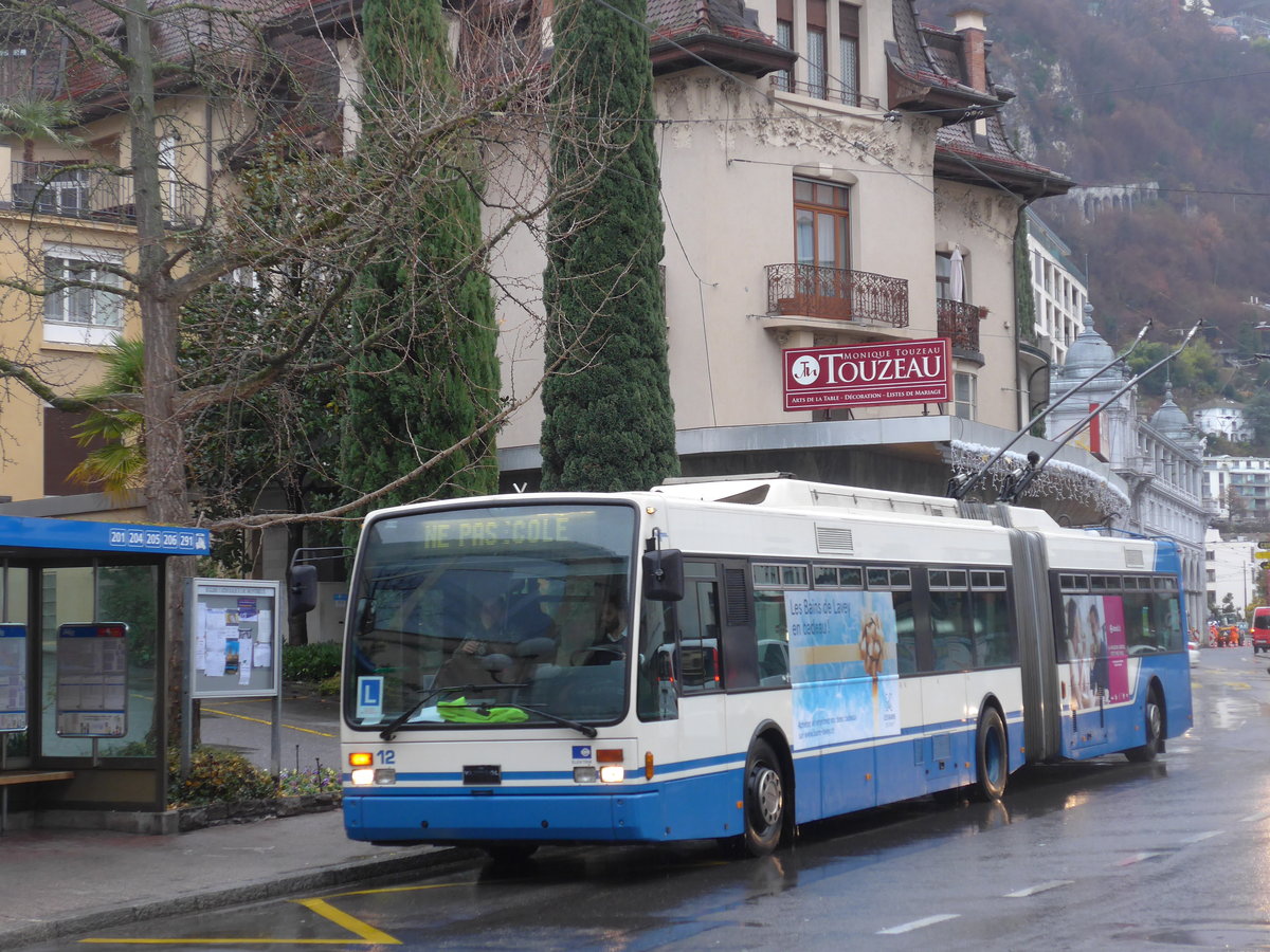 (200'023) - VMCV Clarens - Nr. 12 - Van Hool Gelenktrolleybus am 17. Dezember 2018 in Montreux, Casino