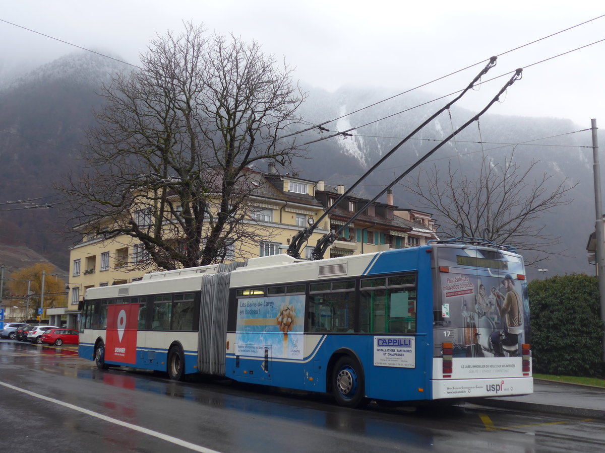 (200'033) - VMCV Clarens - Nr. 17 - Van Hool Gelenktrolleybus am 17. Dezember 2018 beim Bahnhof Villeneuve