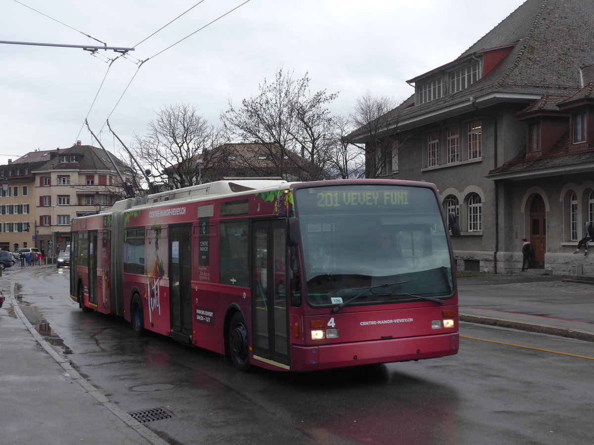 (200'050) - VMCV Clarens - Nr. 4 - Van Hool Gelenktrolleybus am 17. Dezember 2018 beim Bahnhof Villeneuve
