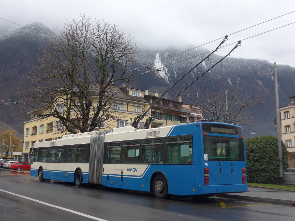 (200'057) - VMCV Clarens - Nr. 16 - Van Hool Gelenktrolleybus am 17. Dezember 2018 beim Bahnhof Villeneuve