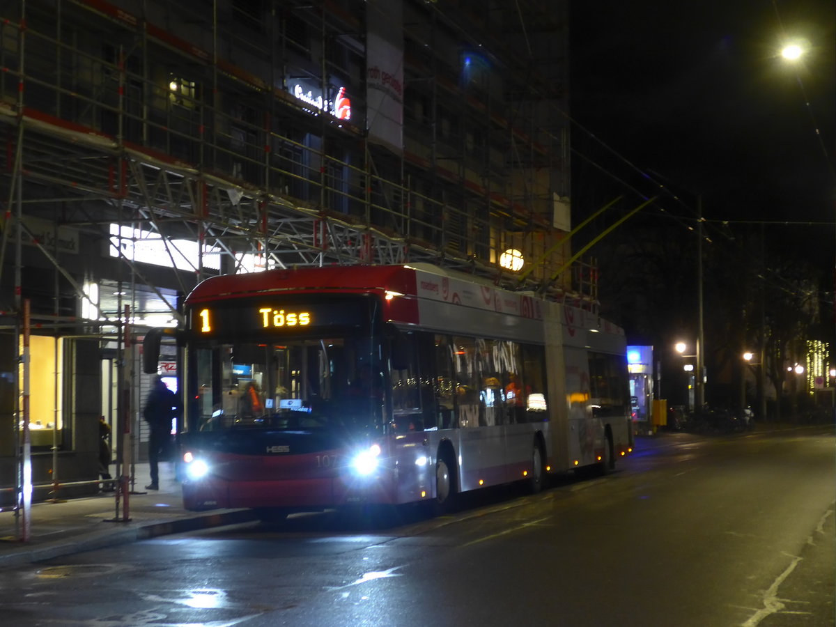 (200'075) - SW Winterthur - Nr. 107 - Hess/Hess Gelenktrolleybus am 22. Dezember 2018 in Winterthur, Schmidgasse