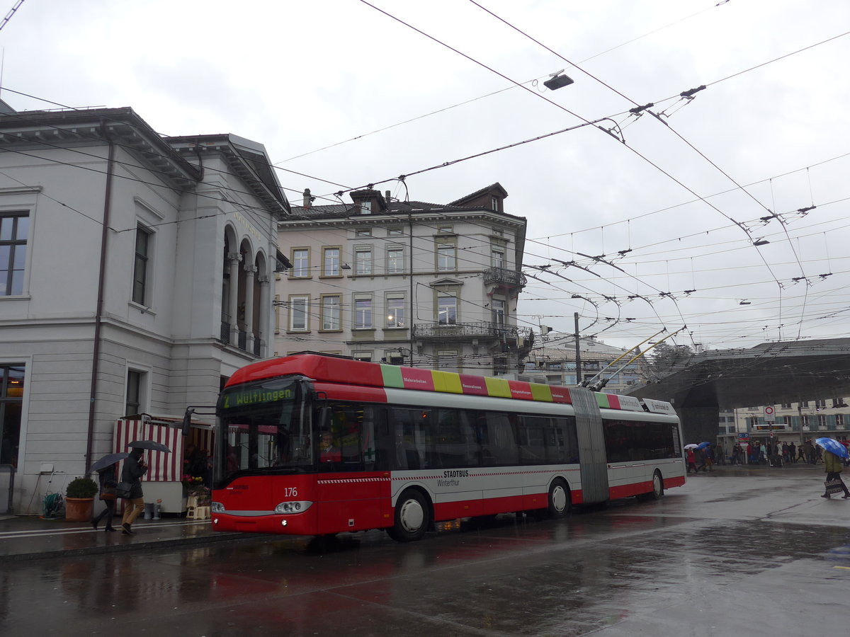 (200'098) - SW Winterthur - Nr. 176 - Solaris Gelenktrolleybus am 23. Dezember 2018 beim Hauptbahnhof Winterthur