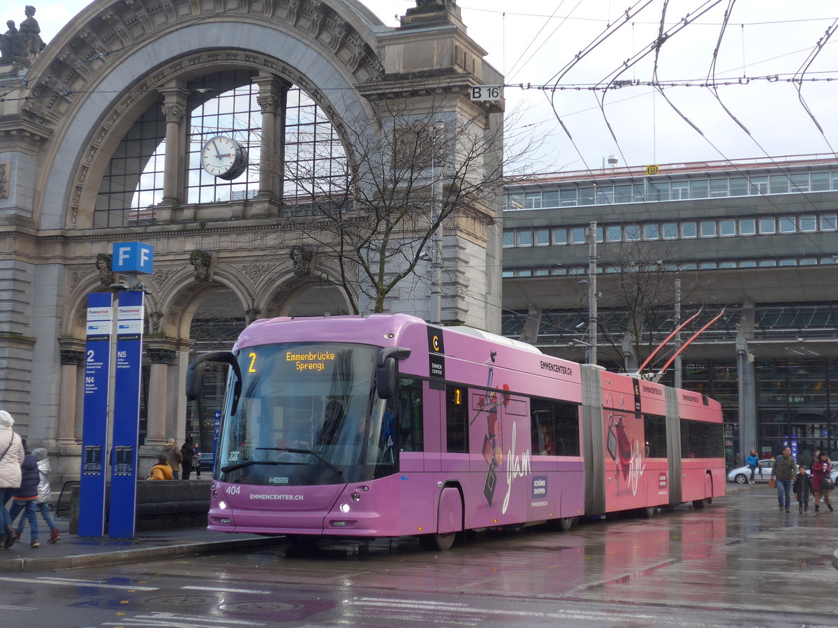 (200'130) - VBL Luzern - Nr. 404 - Hess/Hess Doppelgelenktrolleybus am 24. Dezember 2018 beim Bahnhof Luzern