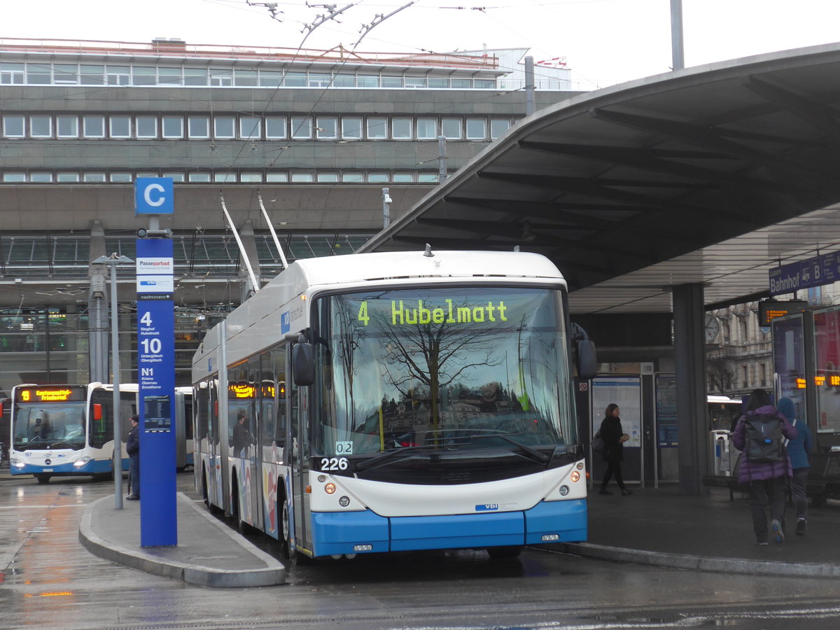 (200'141) - VBL Luzern - Nr. 226 - Hess/Hess Gelenktrolleybus am 24. Dezember 2018 beim Bahnhof Luzern