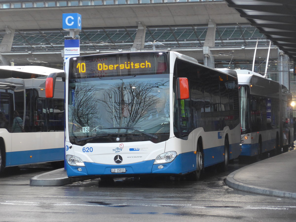 (200'154) - VBL Luzern - Nr. 620/LU 15'013 - Mercedes am 24. Dezember 2018 beim Bahnhof Luzern