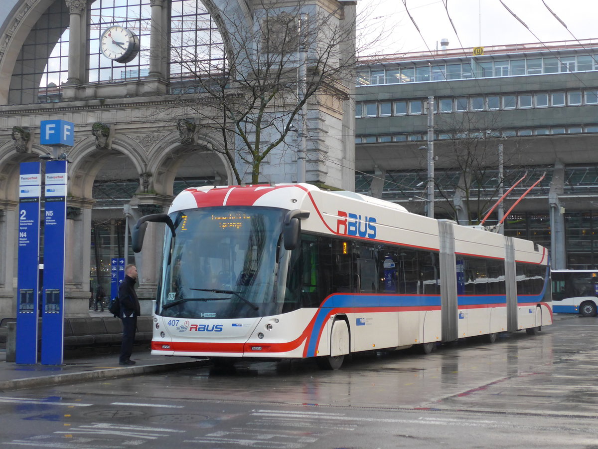 (200'162) - VBL Luzern - Nr. 407 - Hess/Hess Doppelgelenktrolleybus am 24. Dezember 2018 beim Bahnhof Luzern