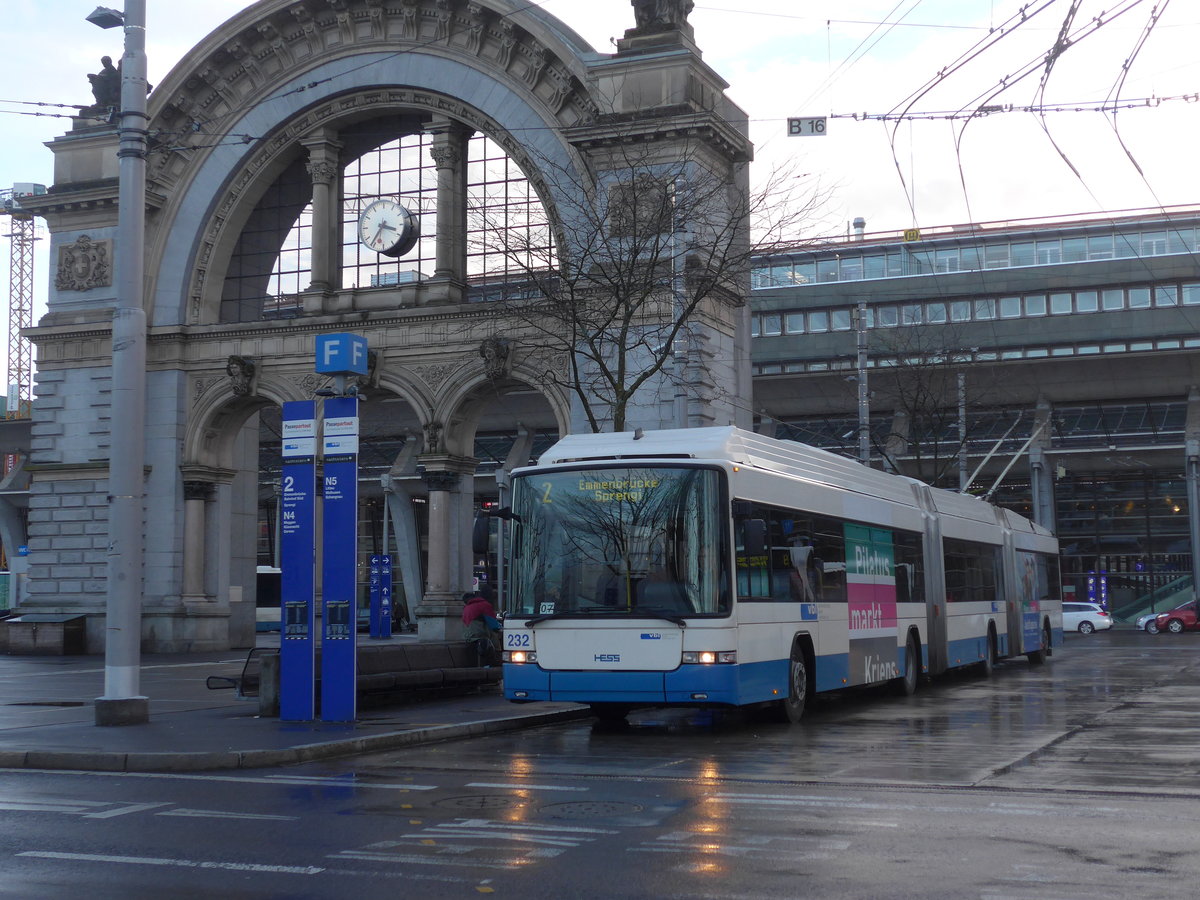 (200'179) - VBL Luzern - Nr. 232 - Hess/Hess Doppelgelenktrolleybus am 24. Dezember 2018 beim Bahnhof Luzern