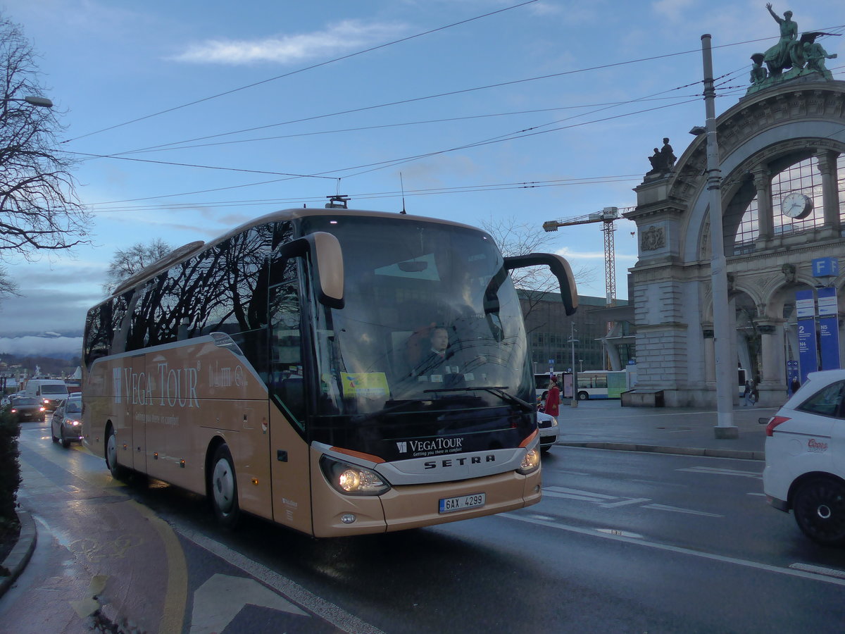 (200'182) - Aus Tschechien: Vega Tour, Praha - Nr. 24/6AX 4299 - Setra am 24. Dezember 2018 beim Bahnhof Luzern