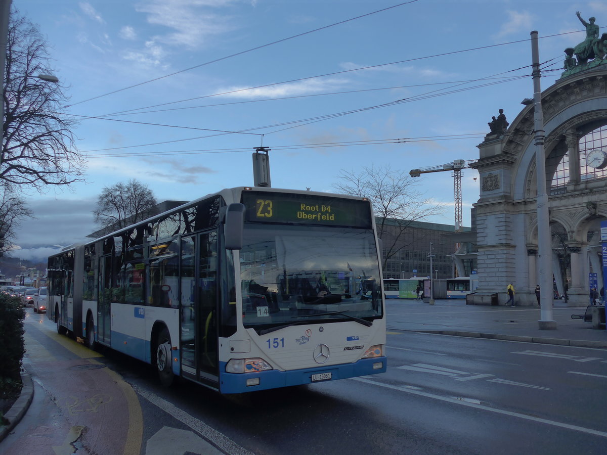 (200'183) - VBL Luzern - Nr. 151/LU 15'051 - Mercedes am 24. Dezember 2018 beim Bahnhof Luzern