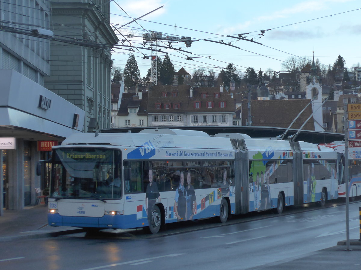 (200'185) - VBL Luzern - Nr. 233 - Hess/Hess Doppelgelenktrolleybus am 24. Dezember 2018 beim Bahnhof Luzern