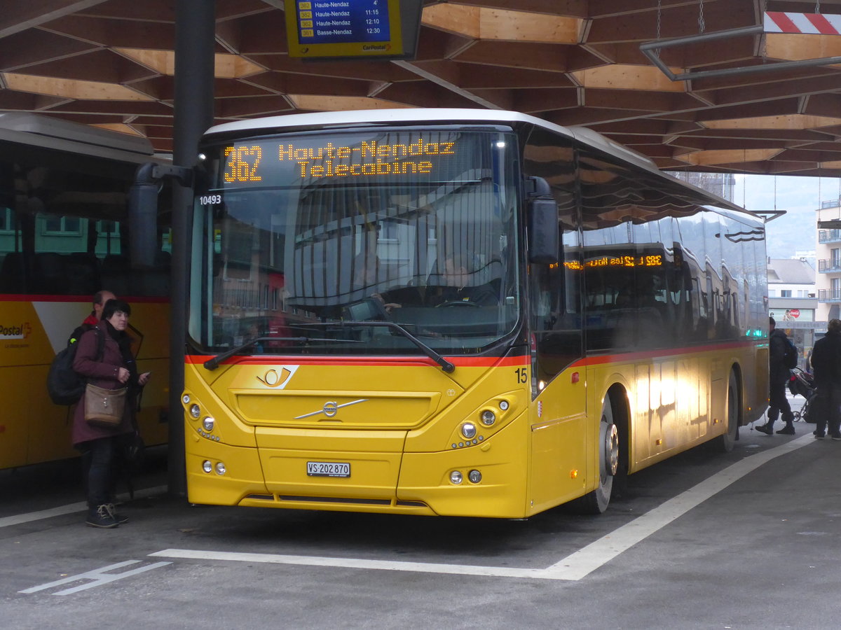 (200'339) - Lathion, Sion - Nr. 15/VS 202'870 - Volvo am 30. Dezember 2018 beim Bahnhof Sion