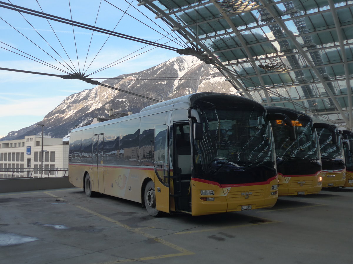 (201'214) - PostAuto Graubnden - GR 162'989 - MAN am 19. Januar 2019 in Chur, Postautostation