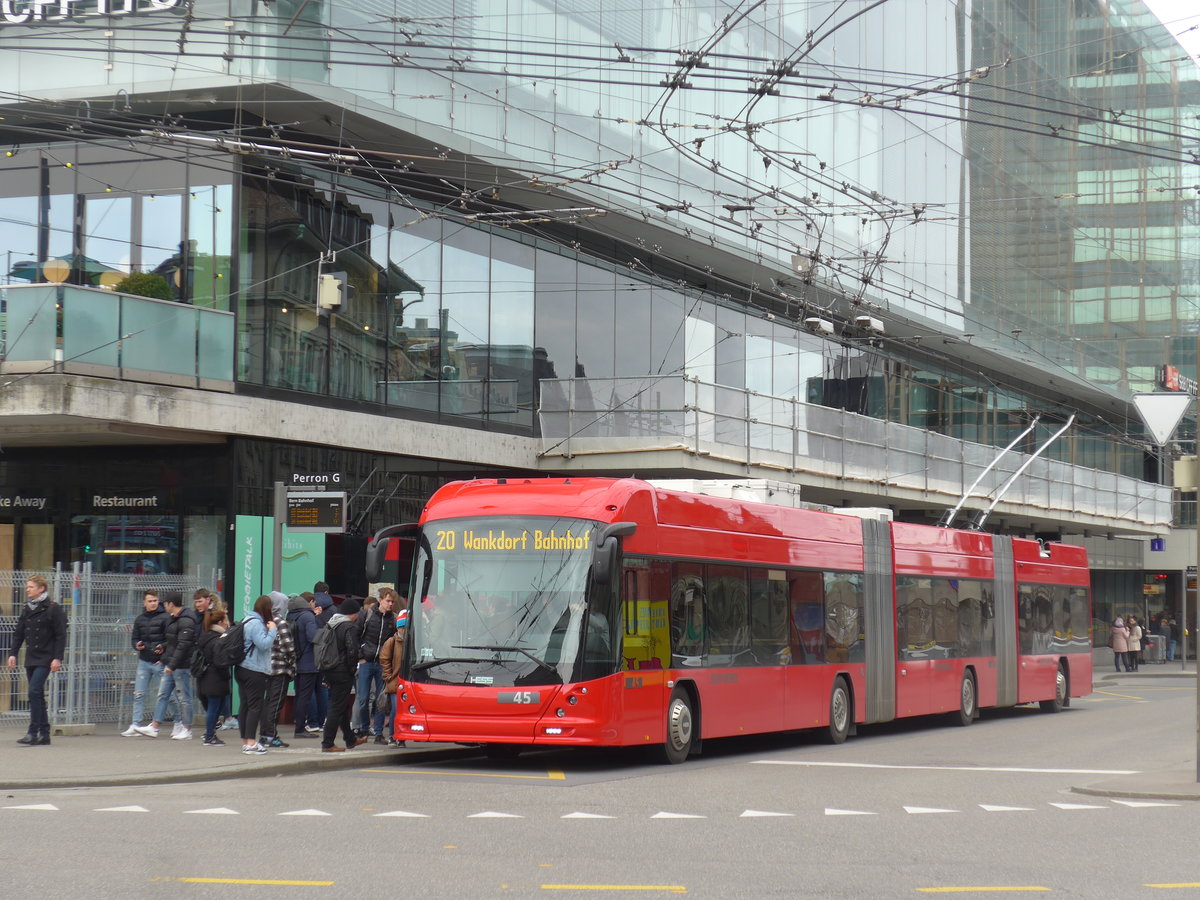 (202'362) - Bernmobil, Bern - Nr. 45 - Hess/Hess Doppelgelenktrolleybus am 12. Mrz 2019 beim Bahnhof Bern