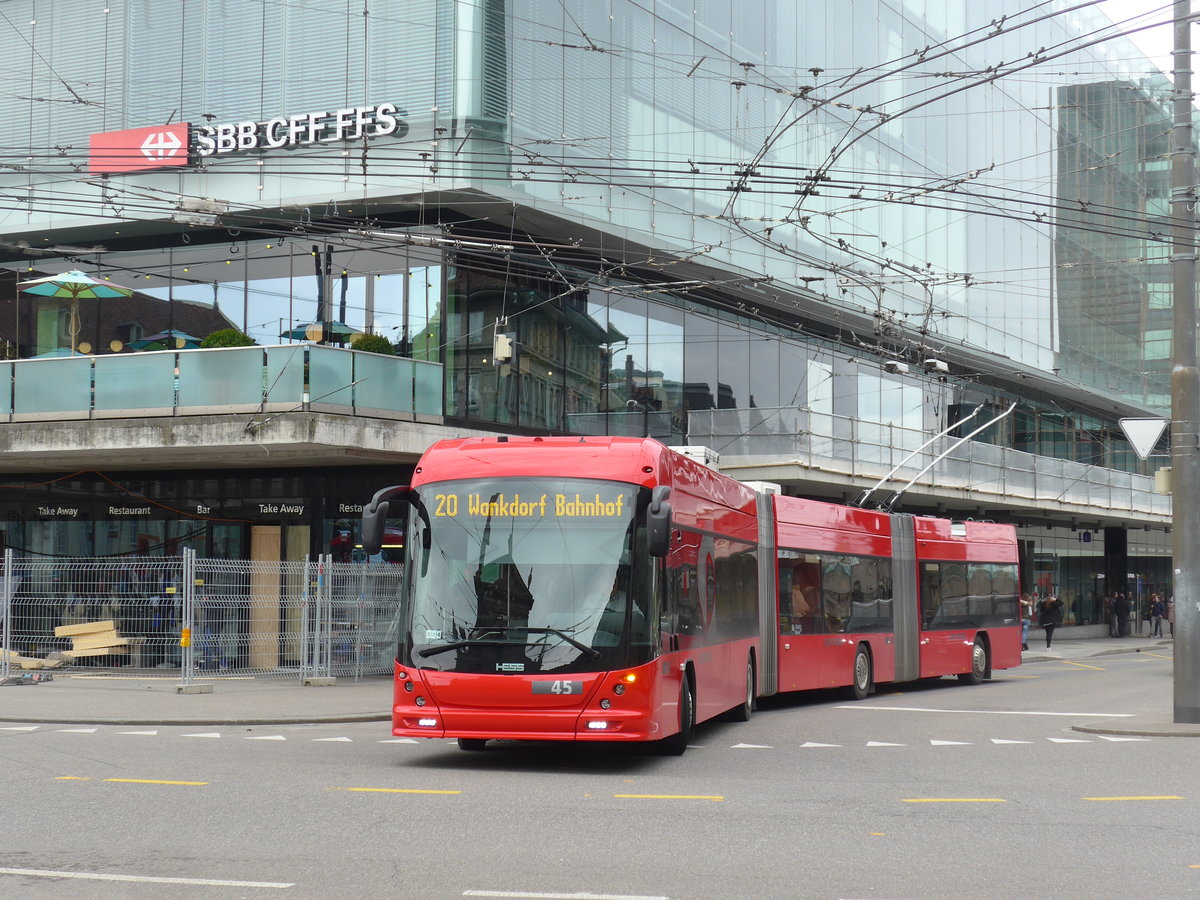 (202'363) - Bernmobil, Bern - Nr. 45 - Hess/Hess Doppelgelenktrolleybus am 12. Mrz 2019 beim Bahnhof Bern