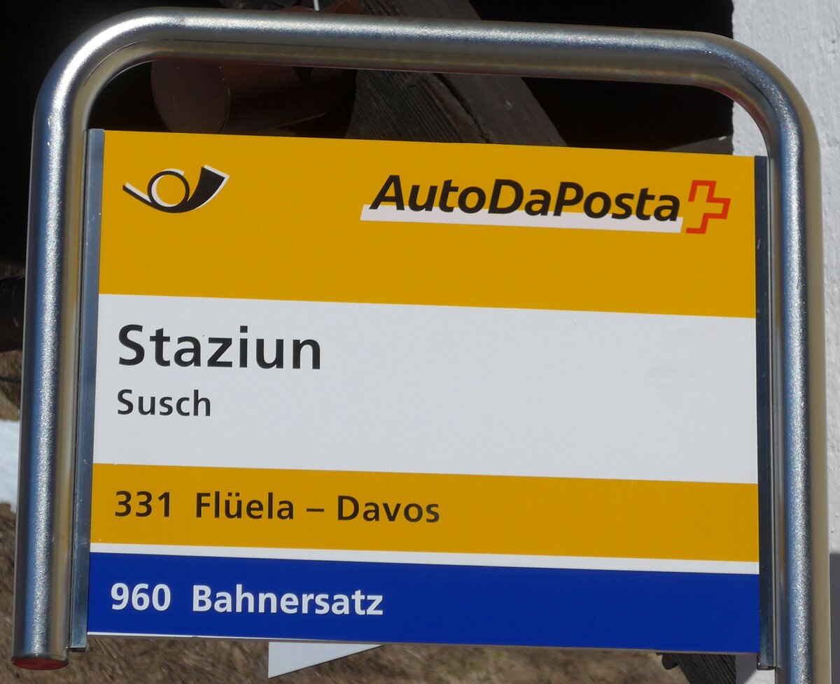 (202'608) - PostAuto-Haltestellenschild - Susch, Staziun - am 20. Mrz 2019