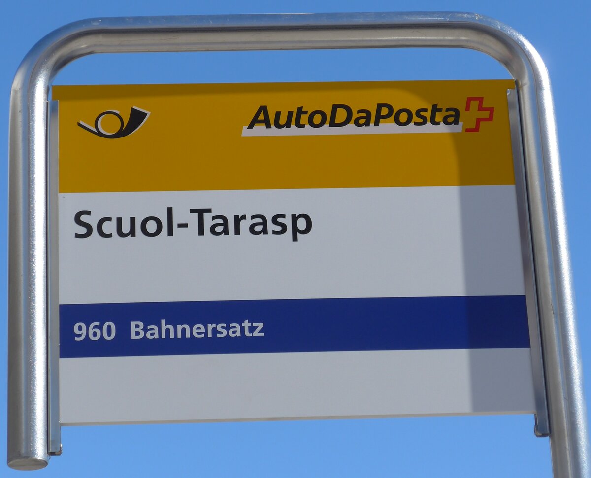 (202'616) - PostAuto-Haltestellenschild - Scuol-Tarasp, Bahnhof - am 20. Mrz 2019