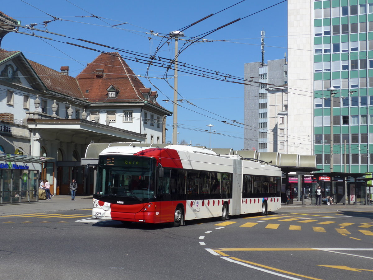(203'238) - TPF Fribourg - Nr. 529 - Hess/Hess Gelenktrolleybus am 24. Mrz 2019 beim Bahnhof Fribourg