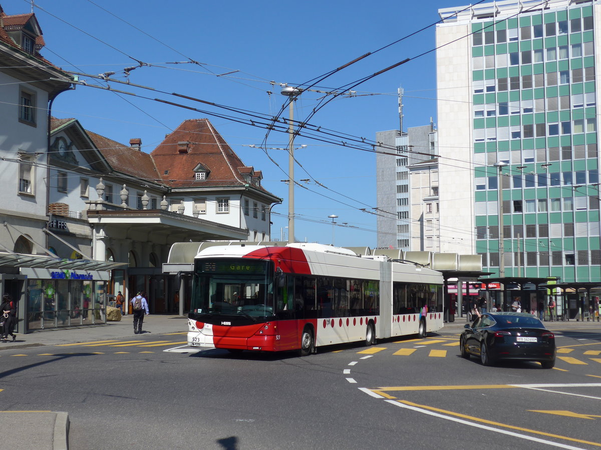 (203'247) - TPF Fribourg - Nr. 523 - Hess/Hess Gelenktrolleybus am 24. Mrz 2019 beim Bahnhof Fribourg