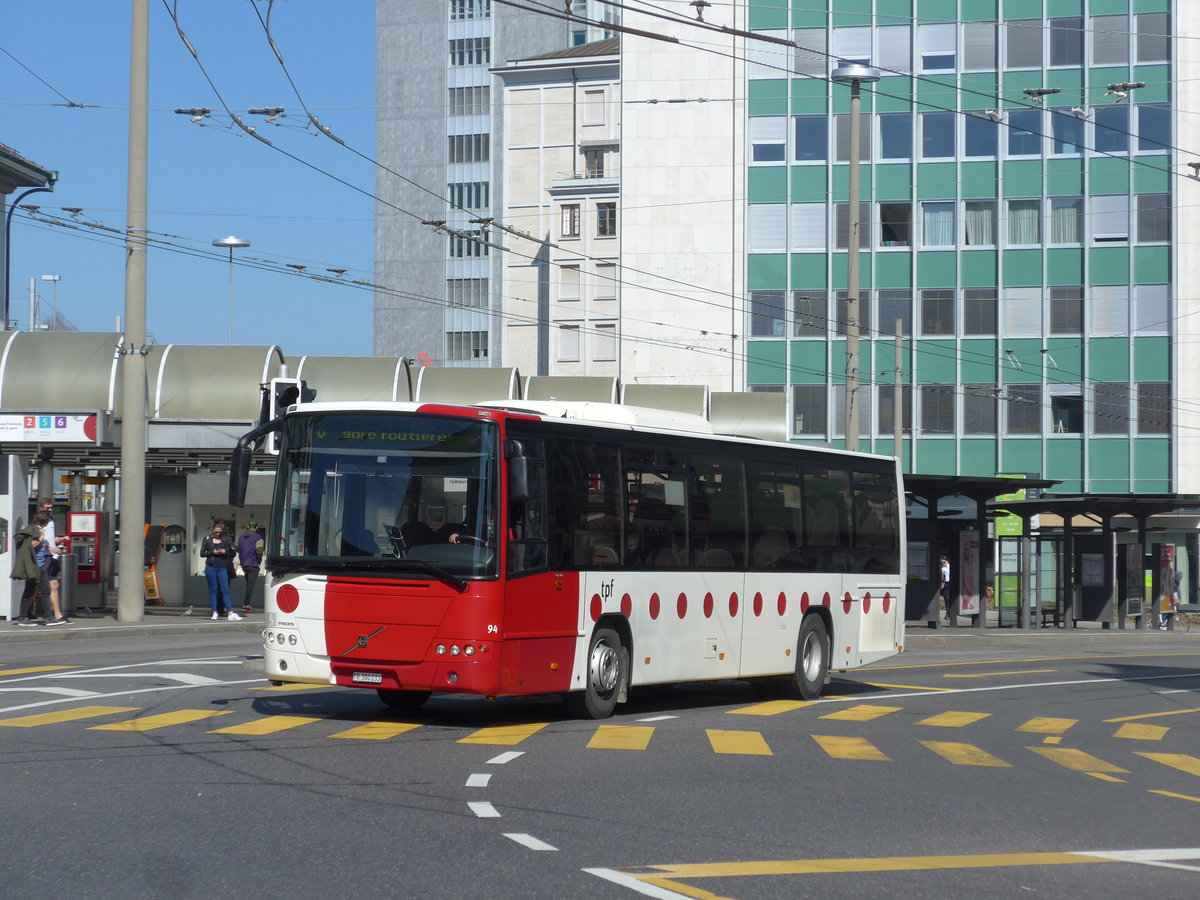 (203'253) - TPF Fribourg - Nr. 94/FR 300'233 - Volvo am 24. Mrz 2019 beim Bahnhof Fribourg