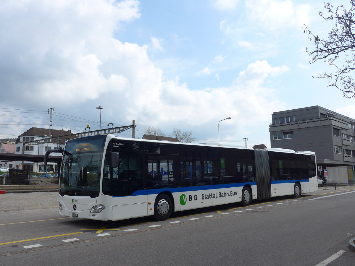 (203'515) - Welti-Furrer, Bassersdorf - Nr. 62/ZH 634'611 - Mercedes am 7. April 2019 beim Bahnhof Ksnacht