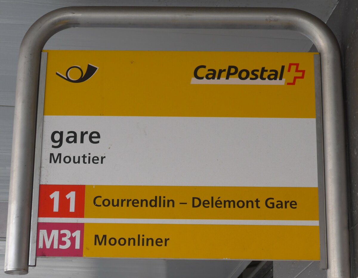 (203'569) - PostAuto-Haltestellenschild - Moutier, gare - am 13. April 2019