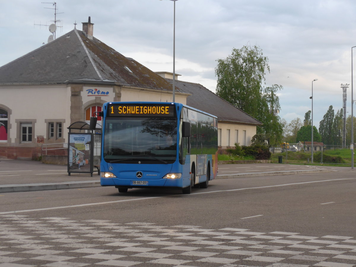 (204'137) - CarPostal, Haguenau - Nr. 124/DB 667 GS - Mercedes am 27. April 2019 beim Bahnhof Haguenau