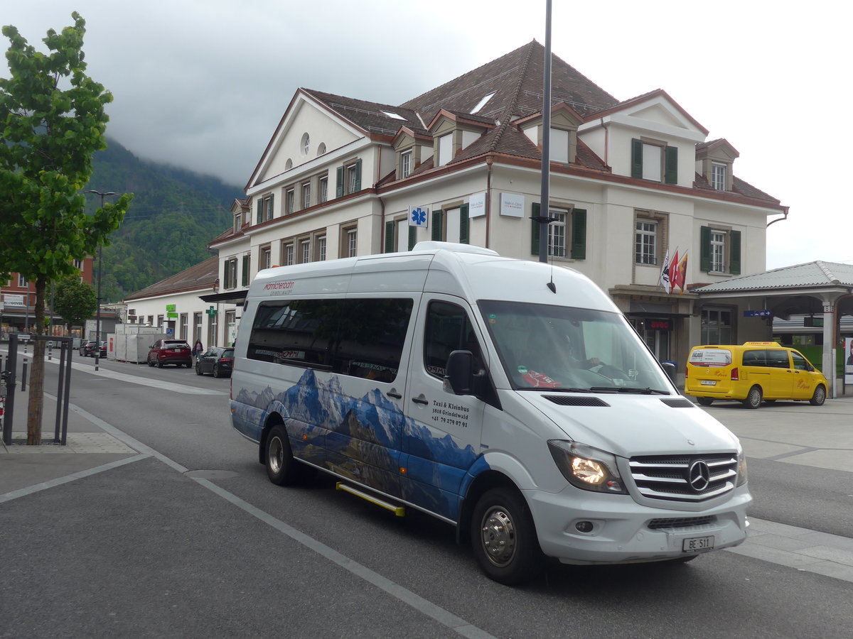 (205'338) - Oechslin, Grindelwald - BE 511 - Mercedes am 19. Mai 2019 beim Bahnhof Interlaken West