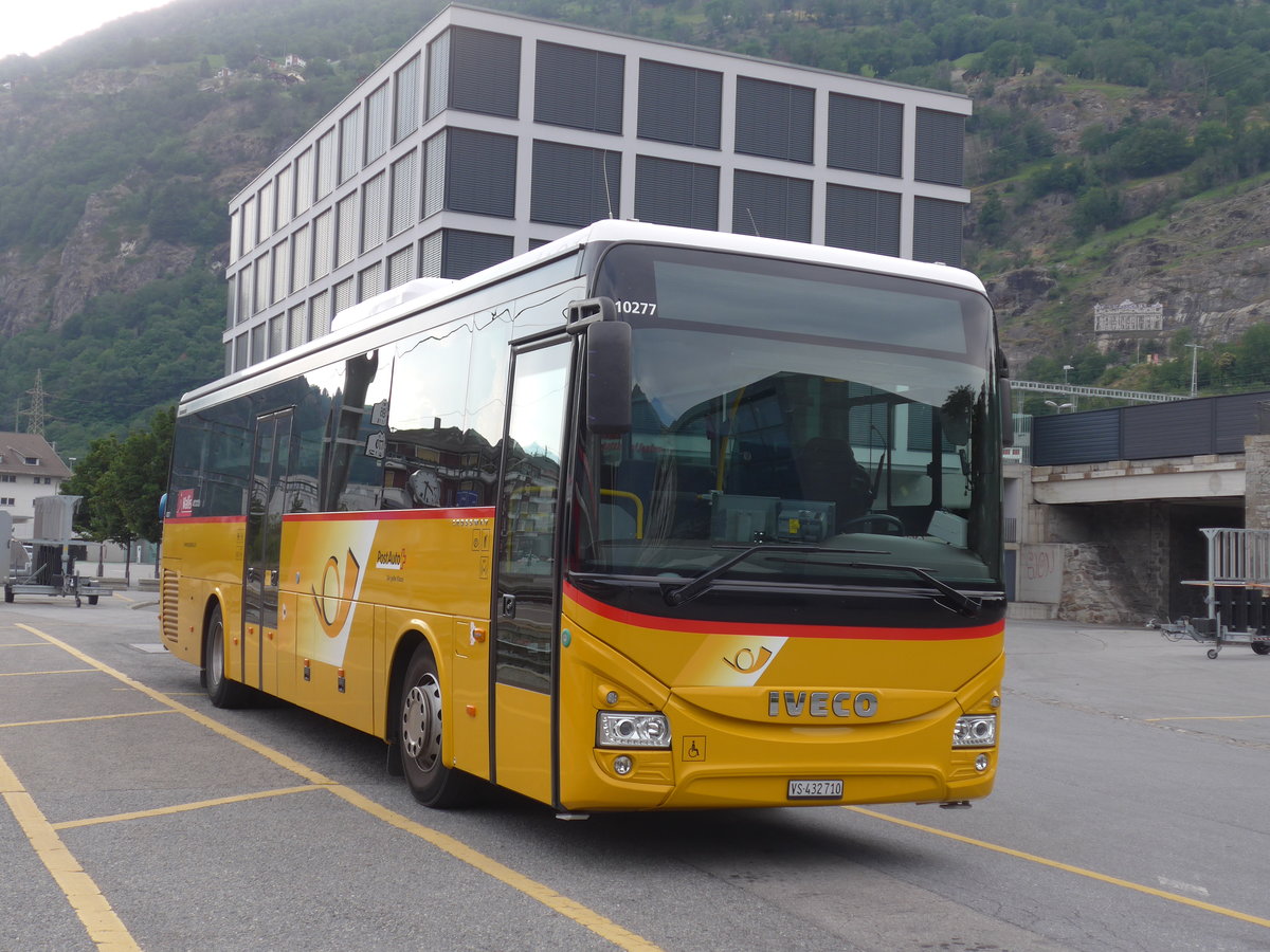 (206'921) - PostAuto Wallis - VS 432'710 - Iveco am 30. Juni 2019 beim Bahnhof Brig