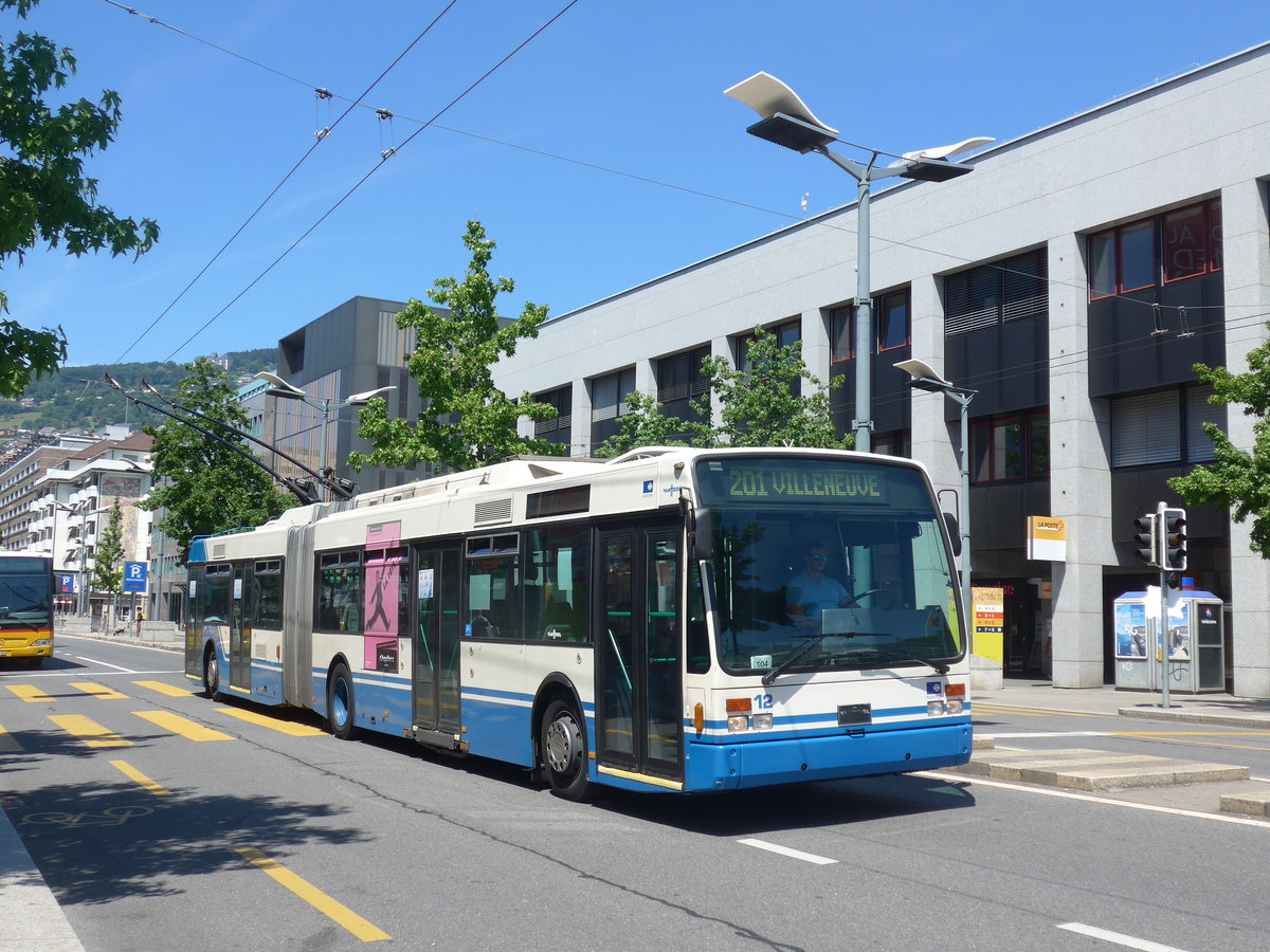 (208'432) - VMCV Clarens - Nr. 12 - Van Hool Gelenktrolleybus am 4. August 2019 beim Bahnhof Vevey
