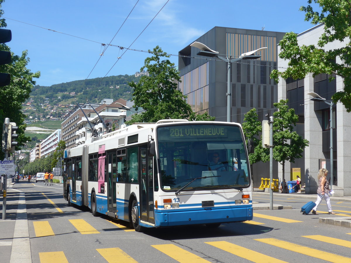 (208'442) - VMCV Clarens - Nr. 13 - Van Hool Gelenktrolleybus am 4. August 2019 beim Bahnhof Vevey