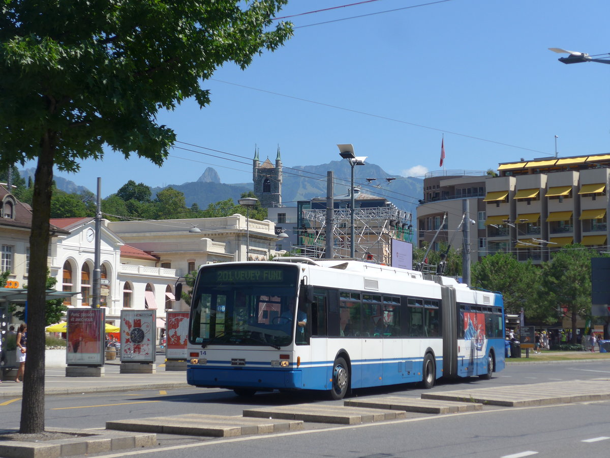 (208'446) - VMCV Clarens - Nr. 14 - Van Hool Gelenktrolleybus am 4. August 2019 beim Bahnhof Vevey
