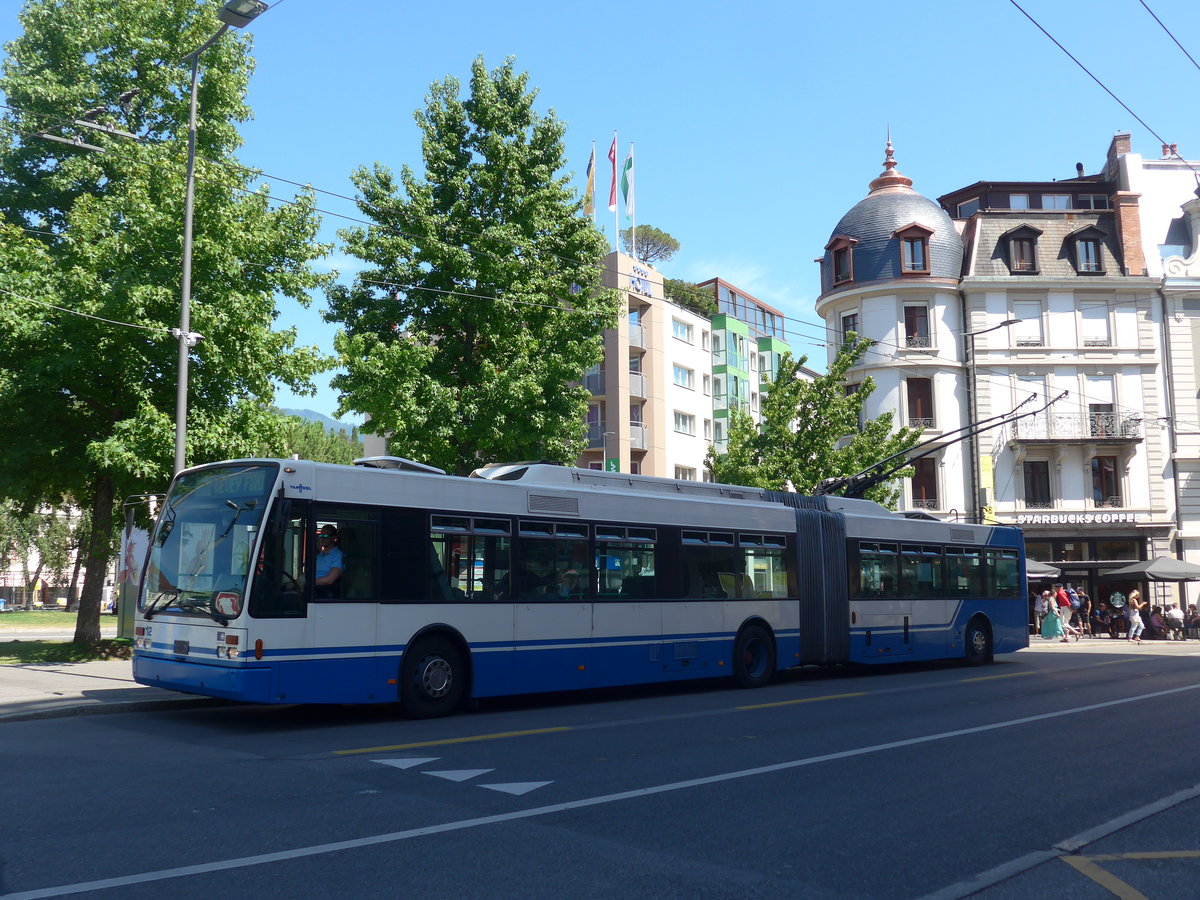 (208'472) - VMCV Clarens - Nr. 12 - Van Hool Gelenktrolleybus am 4. August 2019 beim Bahnhof Vevey