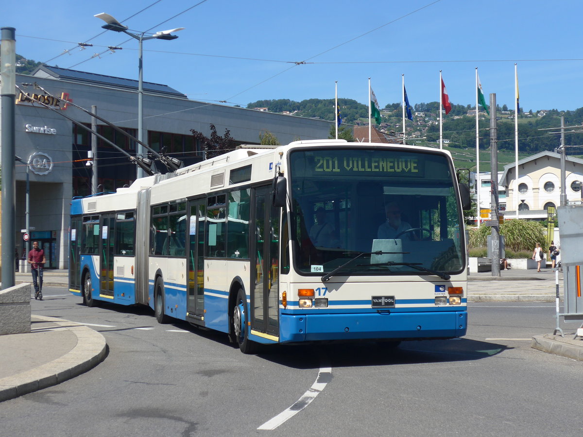 (208'473) - VMCV Clarens - Nr. 17 - Van Hool Gelenktrolleybus am 4. August 2019 beim Bahnhof Vevey