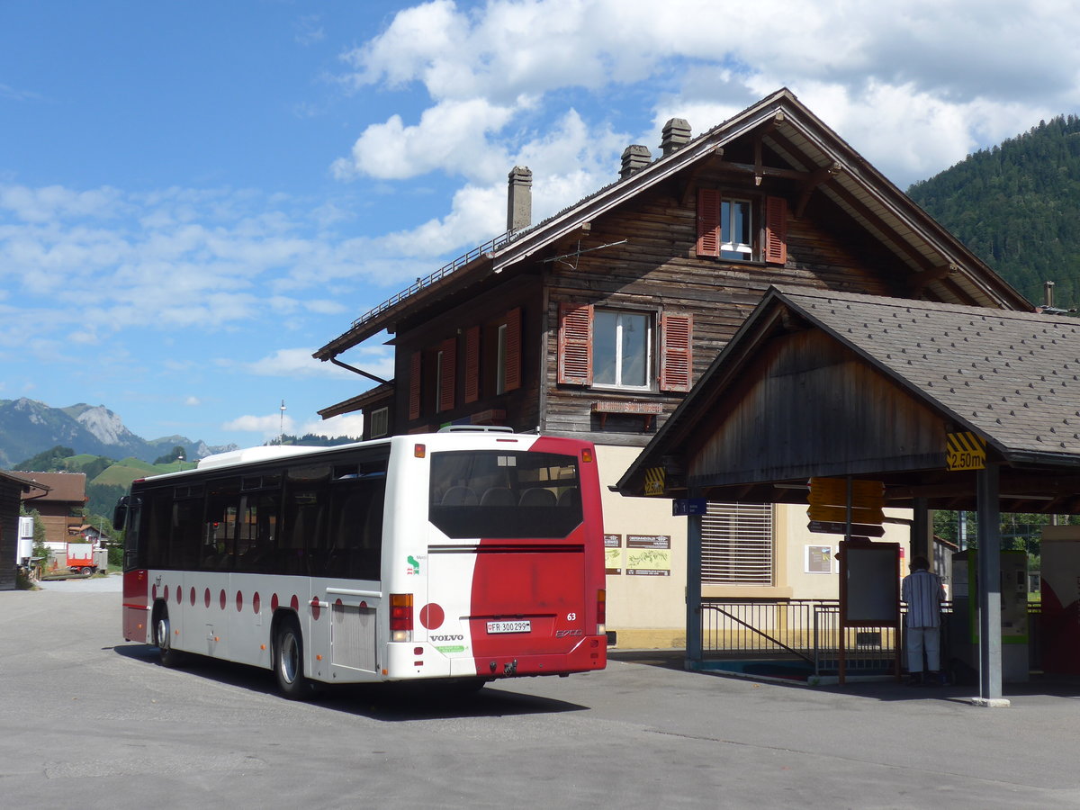 (208'559) - TPF Fribourg - Nr. 63/FR 300'299 - Volvo am 5. August 2019 beim Bahnhof Boltigen