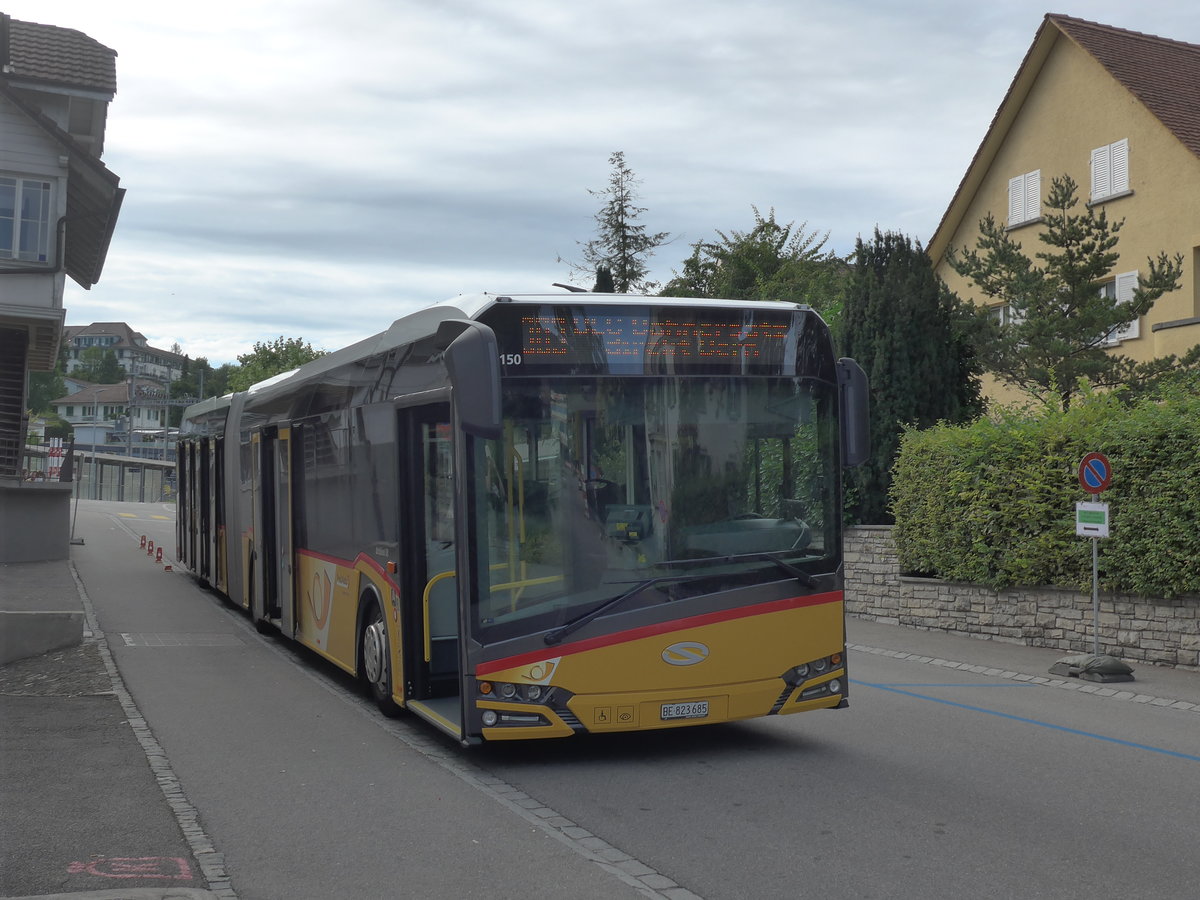 (208'588) - PostAuto Bern - Nr. 685/BE 823'685 - Solaris am 10. August 2019 beim Bahnhof Belp