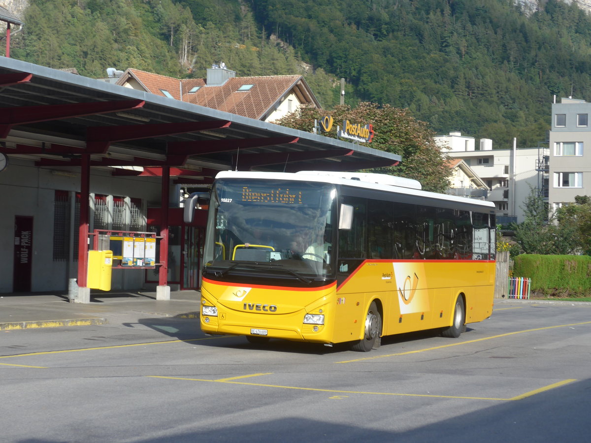 (209'807) - PostAuto Bern - BE 476'689 - Iveco am 22. September 2019 in Meiringen, Postautostation