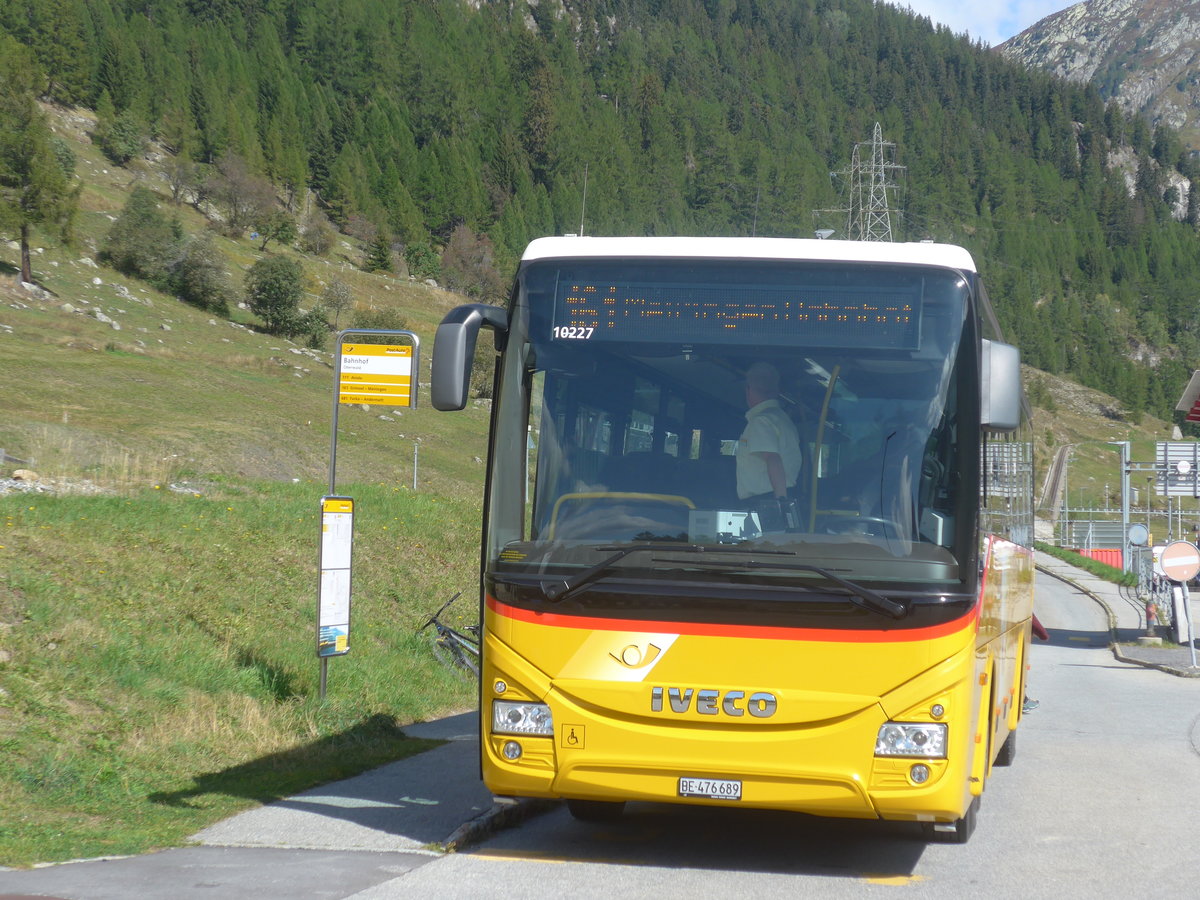 (209'831) - PostAuto Bern - BE 476'689 - Iveco am 28. September 2019 beim Bahnhof Oberwald