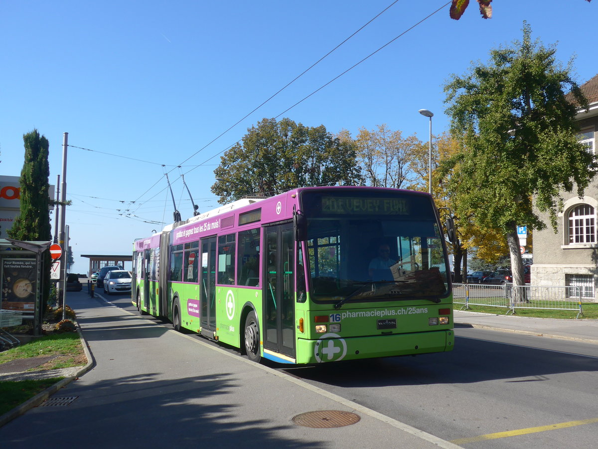 (210'334) - VMCV Clarens - Nr. 16 - Van Hool Gelenktrolleybus am 14. Oktober 2019 beim Bahnhof Villeneuve