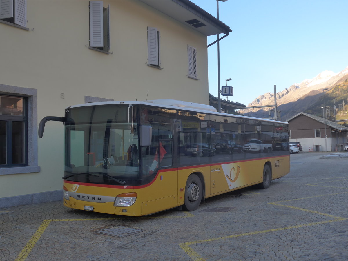 (210'498) - Marchetti, Airolo - TI 162'734 - Setra am 26. Oktober 2019 beim Bahnhof Airolo