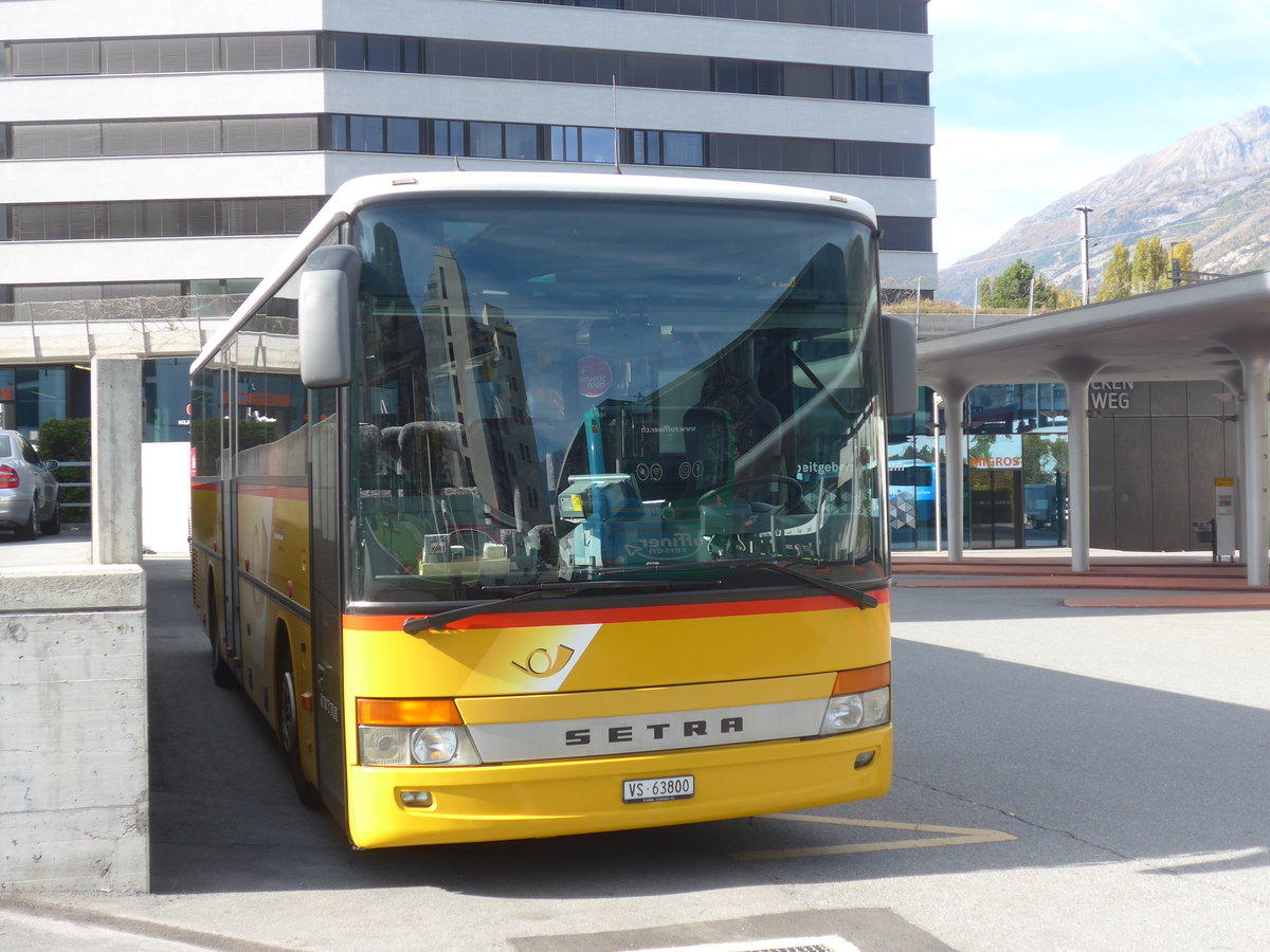 (210'633) - Autotour, Visp - VS 63'800 - Setra am 27. Oktober 2019 beim Bahnhof Visp