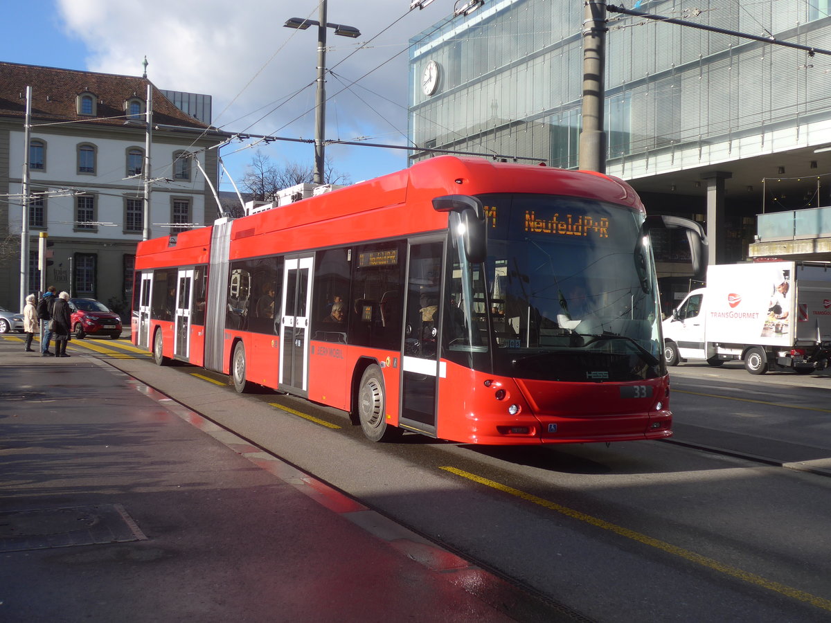 (212'943) - Bernmobil, Bern - Nr. 33 - Hess/Hess Gelenktrolleybus am 14. Dezember 2019 beim Bahnhof Bern