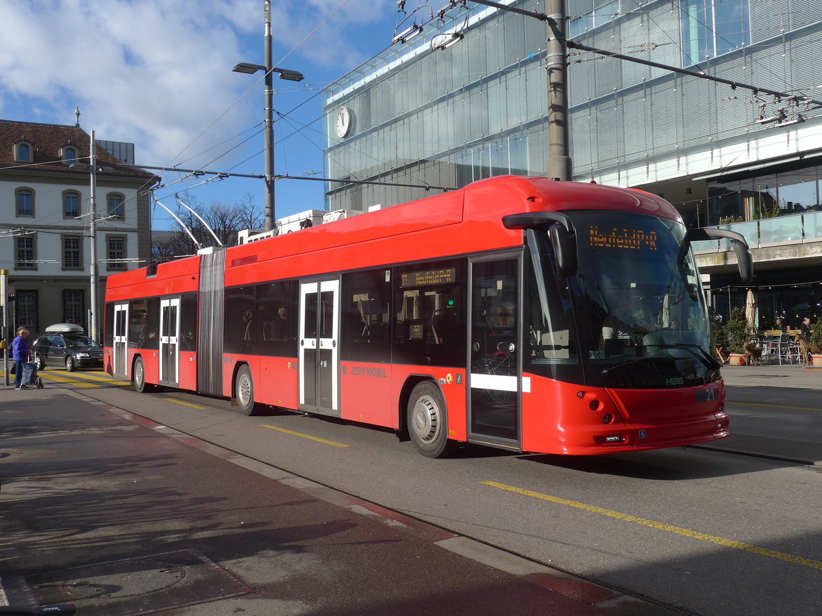 (212'949) - Bernmobil, Bern - Nr. 21 - Hess/Hess Gelenktrolleybus am 14. Dezember 2019 beim Bahnhof Bern