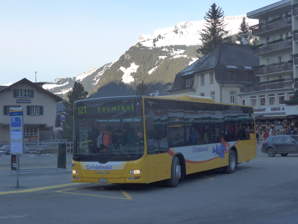 (213'156) - Grindelwaldbus, Grindelwald - Nr. 18/BE 382'871 - MAN/Gppel am 26. Dezember 2019 beim Bahnhof Grindelwald